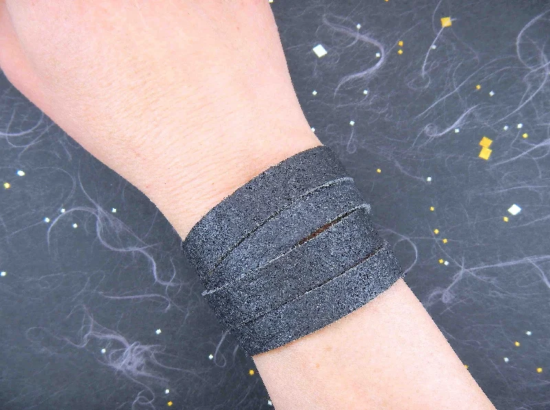 20mm wrap bracelet made of Piñatex (vegan leather) in 9 colours (black, gray, silver, white, blue, mulberry, brown, gold), magnetic stainless steel clasp